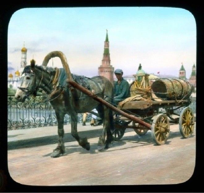 Конная повозка на фоне Кремля
