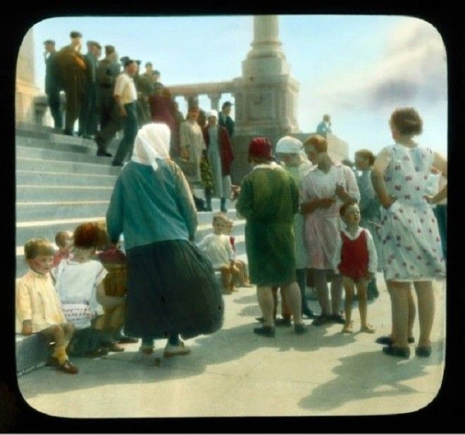 Группа людей на ступенях библиотеки имени Ленина