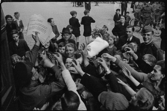Оповещение населения Берлина о капитуляции фашистской армии. Германия, 8 мая 1945 года