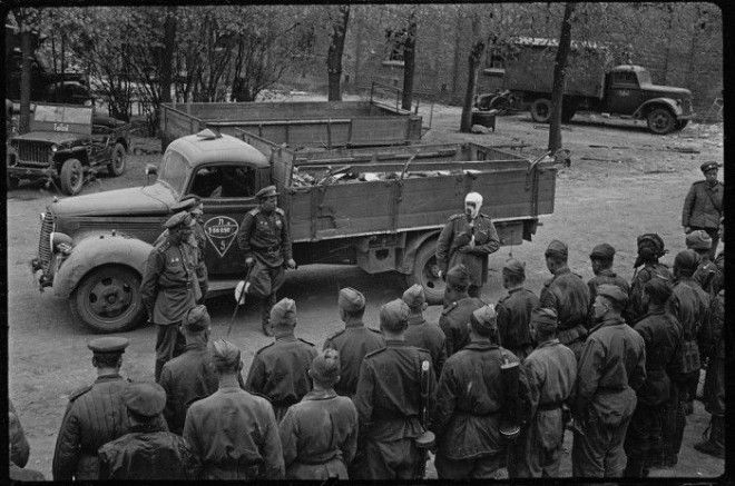 Проводы погибших солдат и офицеров. Восточная Германия, апрель, 1945 год.