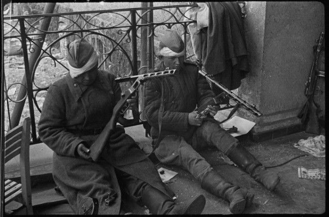 Раненые красноармейцы чистят своё табельное оружие, после окончания боёв за Берлин в 1945 году.
