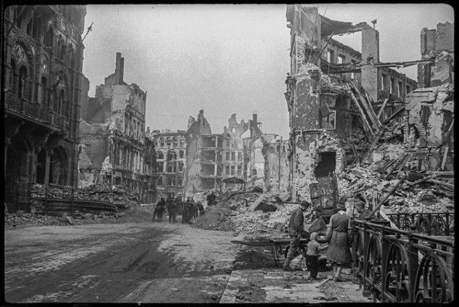 К восстановлению разрушенного города привлекали не только военнопленных, но и местных жителей. Берлин, май, 1945 год.