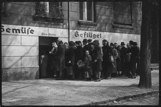 Продажа домашней птицы в центре города. Германия, Берлин, 30 апреля, 1945 год.