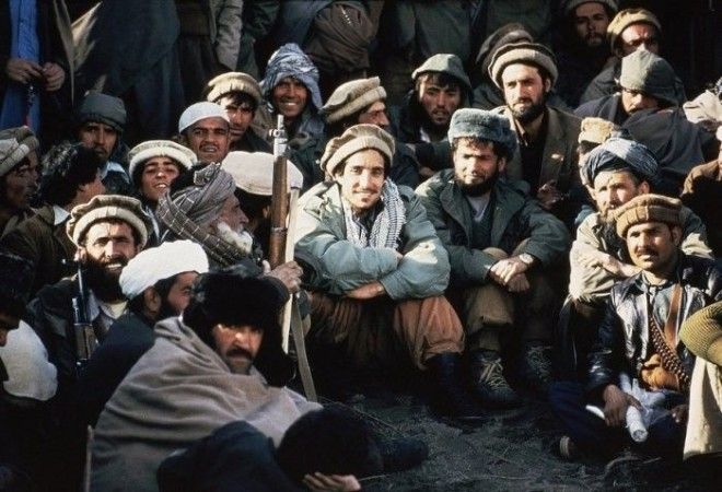 Афганский лидер партизан Ахмад Шах Масуд в окружении моджахедов в 1984 году. 