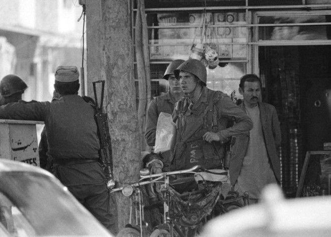  Советские солдаты выходят из афганского магазина в центре Кабула, 24 апреля 1988 года.
