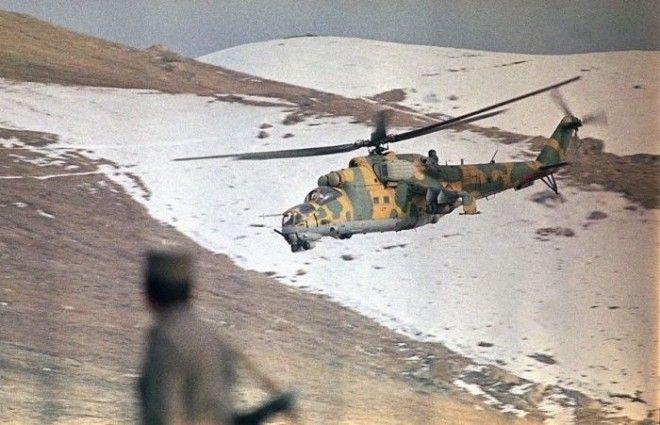 Боевой вертолёт обеспечивает прикрытие советского конвоя, который поставляет в Кабул продовольствие и топливо. Афганистан, 30 января 1989 года.