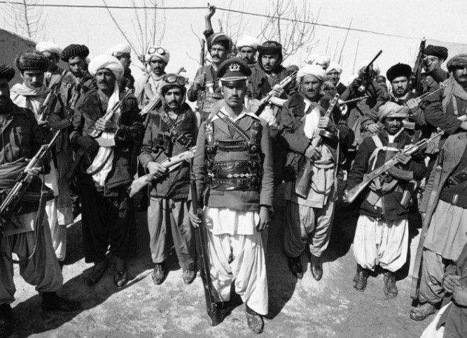  Члены нерегулярных вооружённых формирований, мотивированные исламской идеологией, организованных в единую повстанческую силу в период гражданской войны. Герат, Афганистан, 28 февраля 1980 года.