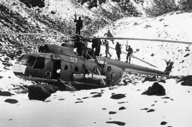 Афганские партизаны на вершине сбитого советского вертолета Ми-8, 12 января 1981 года.