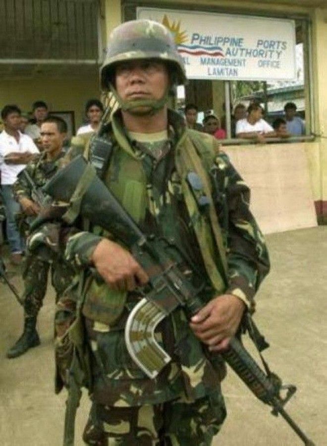 Филиппинский М-16 с загнутым магазином мало патронов, оружие, пистолеты, револьверы