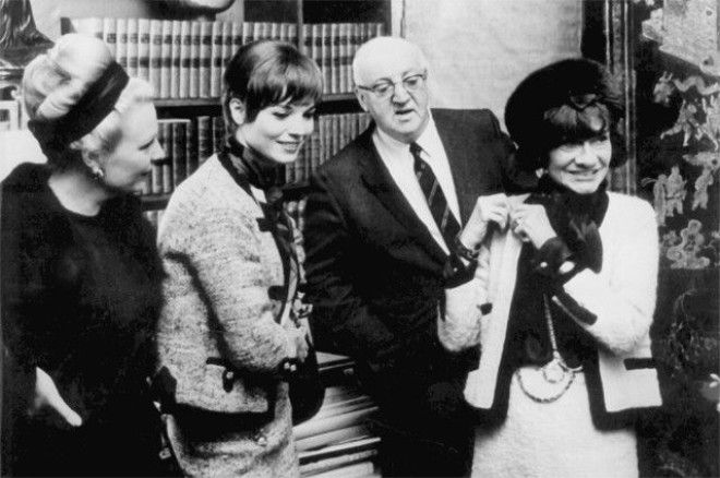 Коко Шанель показывает президенту Франции Жоржу Помпиду, его жене и итальянской кинодиве Эльзе Мартинелли, как носить золотые ожерелья, разработанные ею.