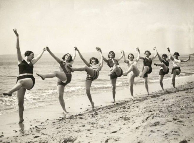 Как курортники тусили на пляжах в начале XX века