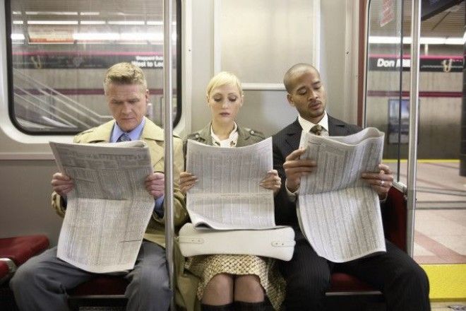 люди читают газеты