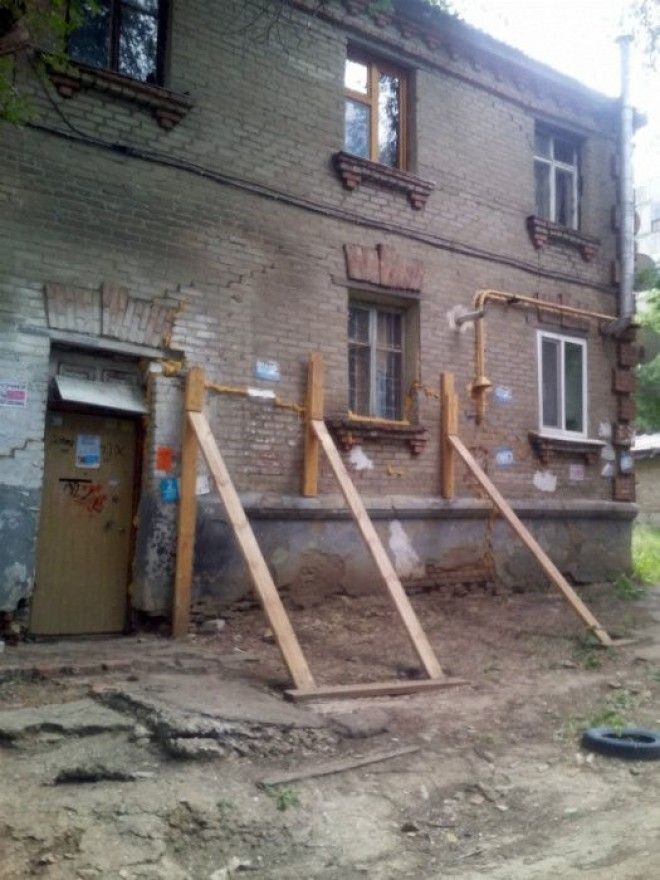 Падающий дом и временные опоры