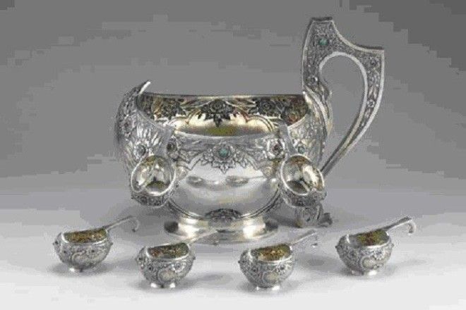 Большой серебряный ковш и шесть маленьких с чеканным лиственным узором