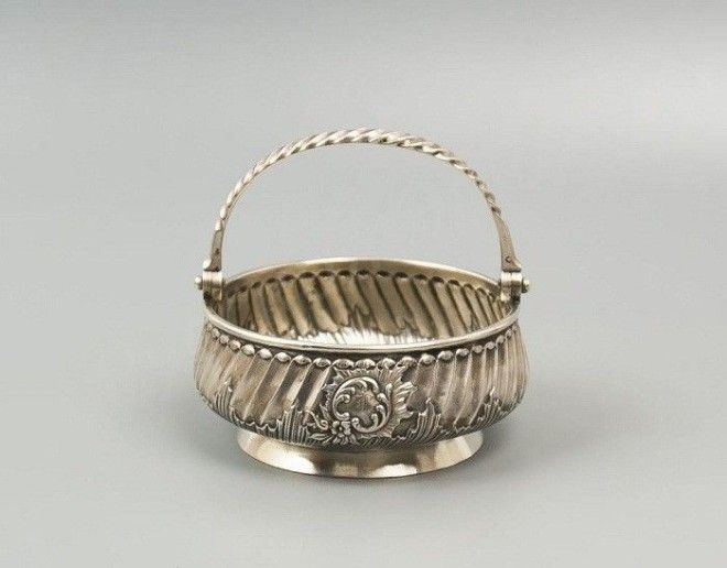 Сахарница с ручкой. 1880-е гг. Серебро, резьба