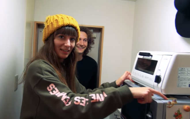 В коридоре удалось разместить микроволновую печь и тостер что значительно облегчает процесс приготовления пищи Фото youtubecom