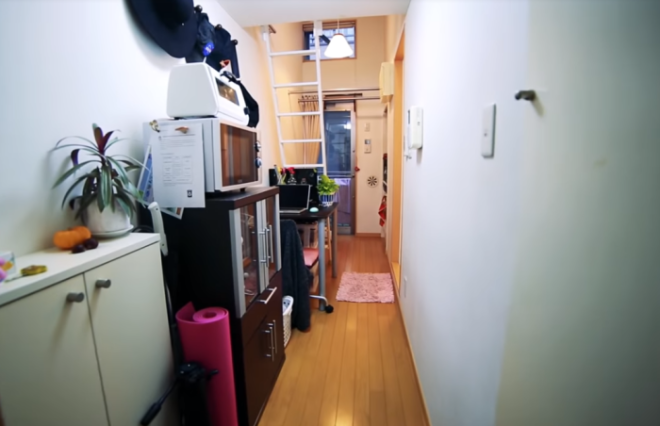 Коридор выполняет свою функцию а также гостиной столовой кабинета и прихожей Фото youtubecom