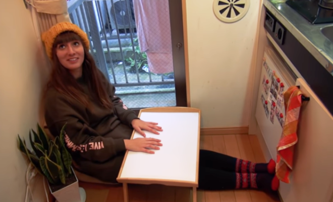 Каждое утро выход на балкон становится местом для завтрака Фото youtubecom