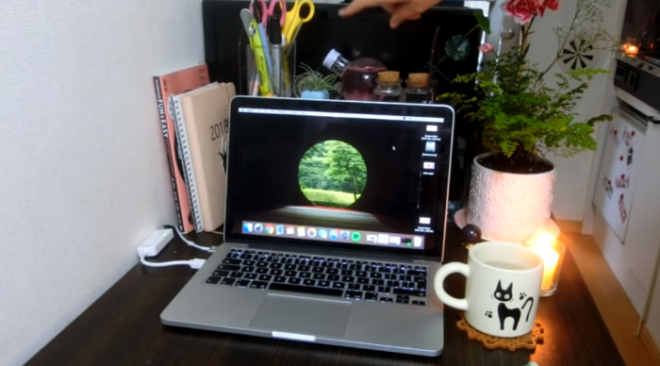 Под лестницей ведущей на второй этаж поместился рабочий стол Фото youtubecom 