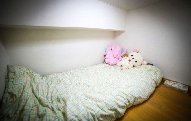 На верхнем ярусе удалось организовать полноценную спальню Фото livingbiginatinyhousecom