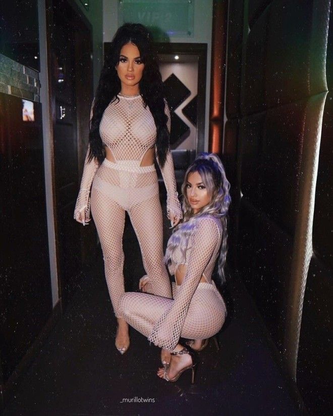 2223Девушки обладающие одной красотой на двоих