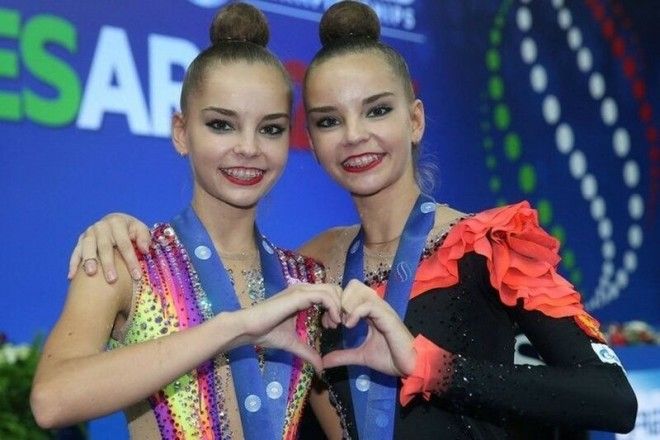 2223Девушки обладающие одной красотой на двоих