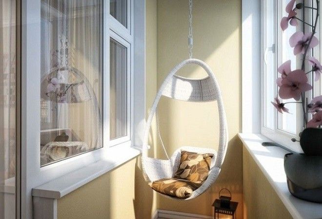 Подвесное кресло отлично смотрится в интерьере балкона Фото abvmasterru
