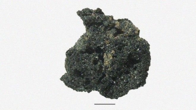 Одна из крошек размером 5,7х4,4х2,5 мм