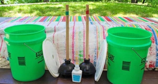 Вантуз и ведро для стирки