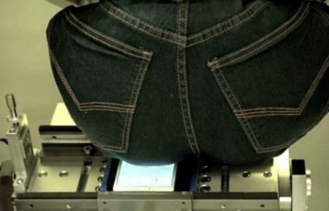 Странный функционал робота: человеческие ягодицы.