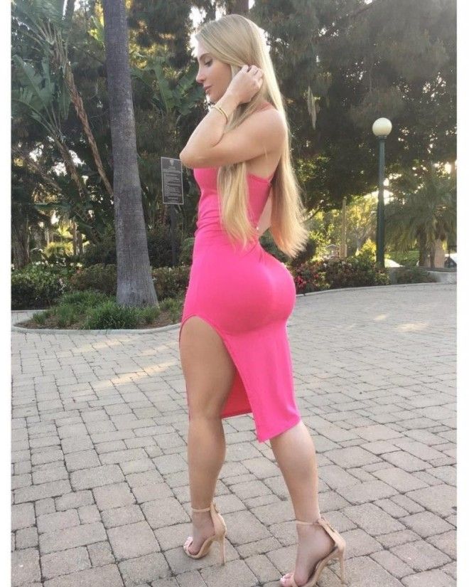 2223Эта милая девушка зарабатывает миллионы на своей фигуре