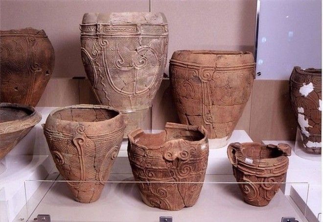 Керамика айну покрыта узорами похожими на те что использование маори