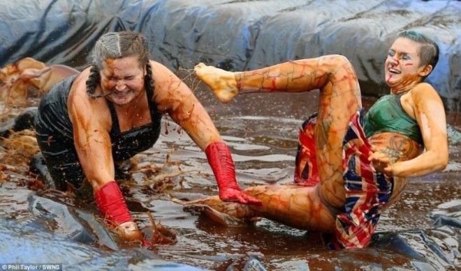Зрелищный чемпионат по борьбе в грязи в Британии