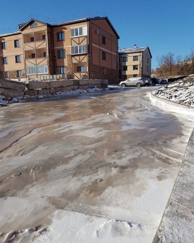 В Амурской области детишки весело катаются на замерзшей речке из дерьма