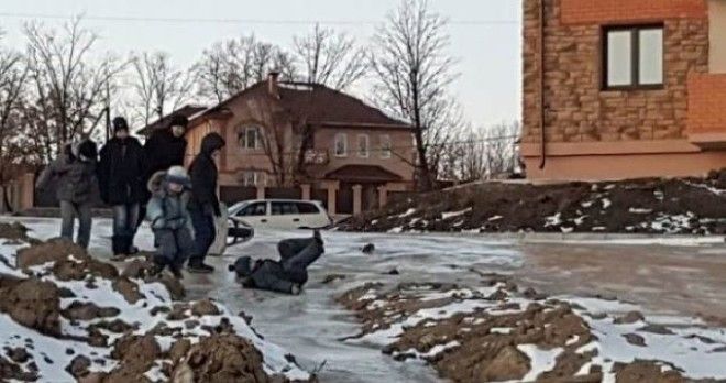 В Амурской области детишки весело катаются на замерзшей речке из дерьма