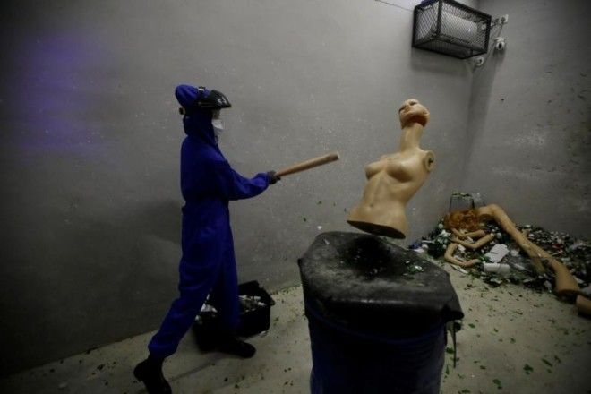 Комната гнева, где битой можно разнести что угодно