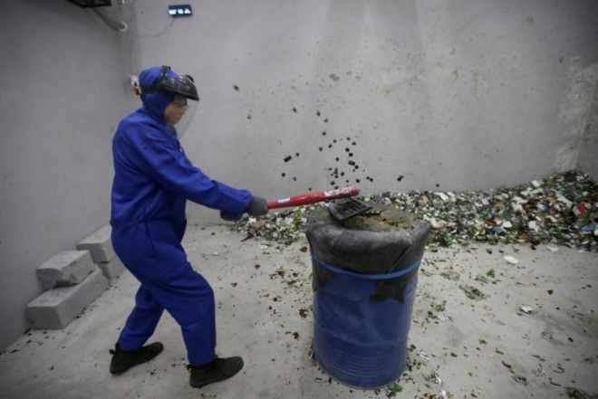 Комната гнева, где битой можно разнести что угодно