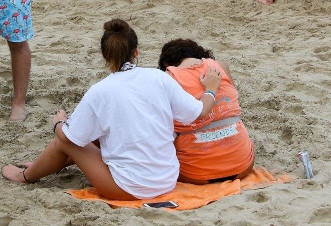 Пьяные студенты безбашенно отрываются на пляже во время весенних каникул