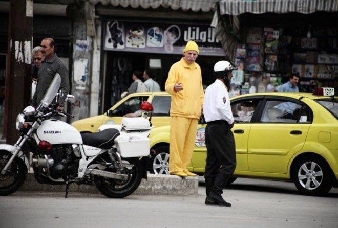 Он просто пускает в ход желтую краску или лак для ногтей...