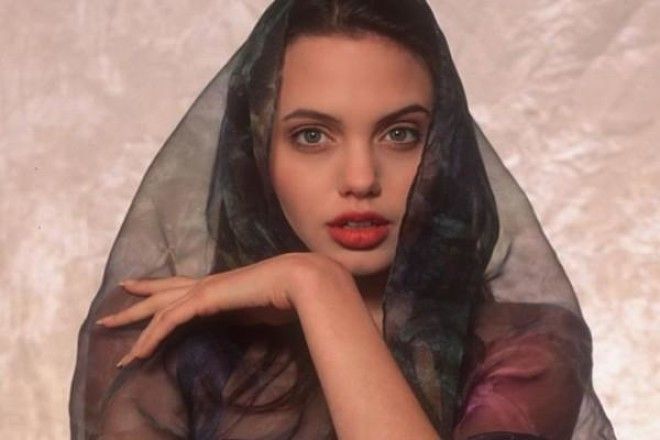 Откровенные снимки 16-летней Анджелины Джоли.
