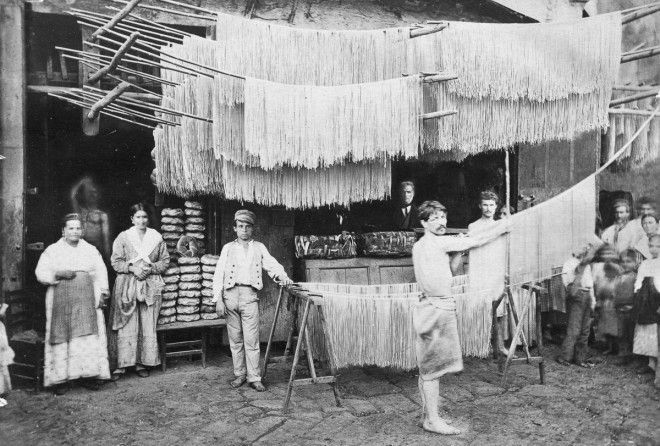 Как производили спагетти в разных странах почти сто лет назад?