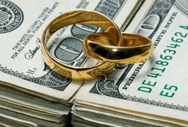 Фиктивные супруги помогают с передачками.