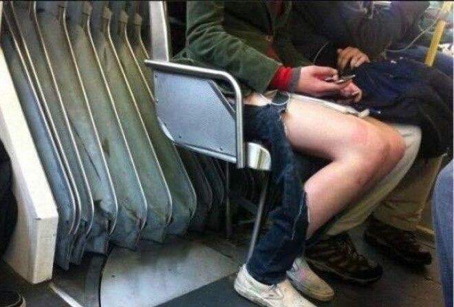 Метро — это место, где можно встретить кого угодно, и в каких угодно одеждах.